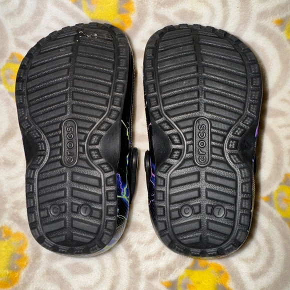 lightning bolt rainbow fuzz lined black toddler crocs 7c summer spring boy girl - Picture 6 of 6